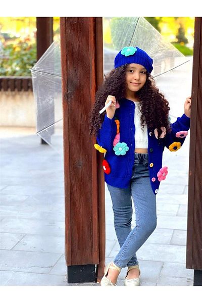 Hilal Akıncı Kids Tricotaj brodate cu margarete pentru fete, cardigan, pantaloni din denim, beretă, set de 3 piese