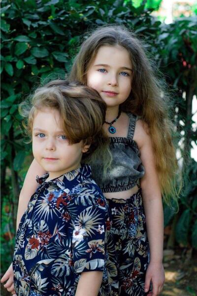 Hilal Akıncı Kids طقم بنطال جينز فضفاض منقوش بأوراق شجر للفتيات مكون من قطعتين