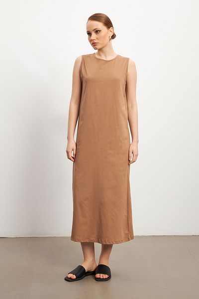 MODAGEN Φόδρα αμάνικο φόρεμα Camel με σκίσιμο Modest