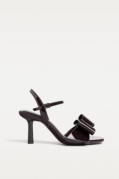 Stradivarius Faux-patent-finish sandals with bow