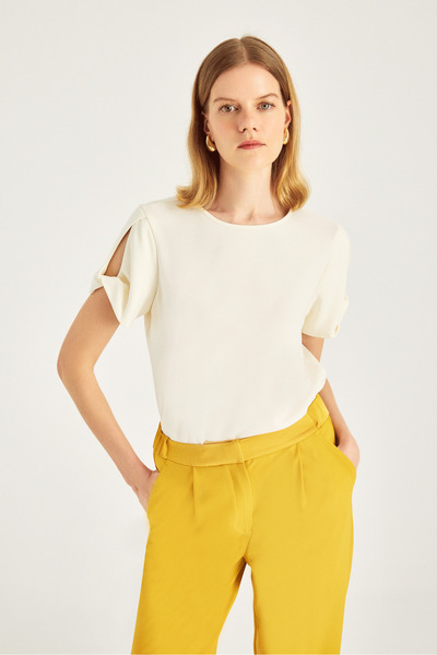 Naramaxx Kolu Burgu Detaylı T-Shirt