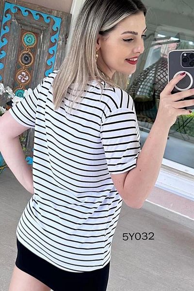 İnce Topuk تيشيرت فيسكوز مخطط برقبة على شكل حرف V 5y032