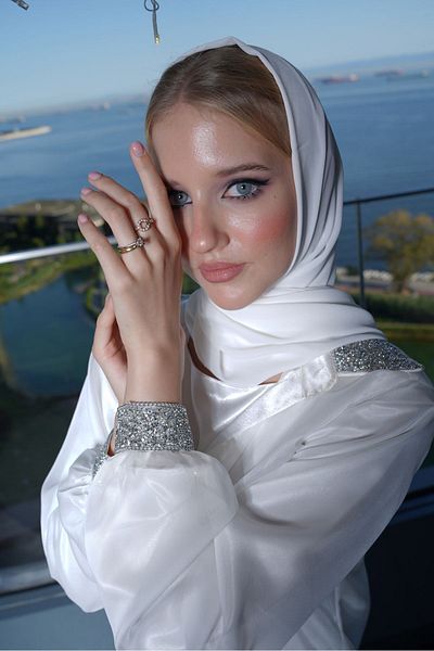 HARİKA WEAR عباية بيضاء عالية الجودة للموسم الجديد