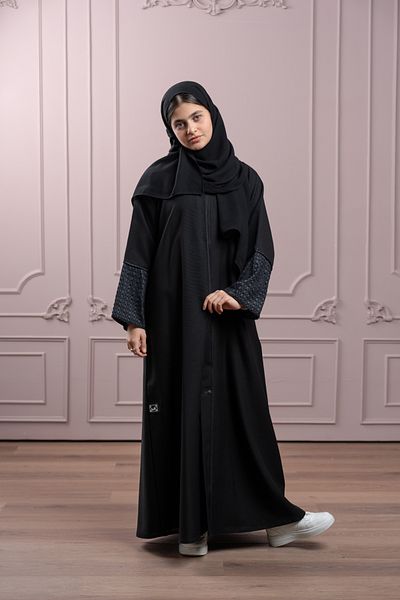LAVİNİA عباية لافينيا الشبابية بأكمام مزينة بالدانتيل وشريط الكريستال.