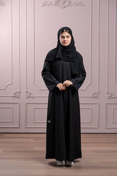 LAVİNİA عباية لافينيا الشبابية بأكمام مزينة بالدانتيل وشريط الكريستال.