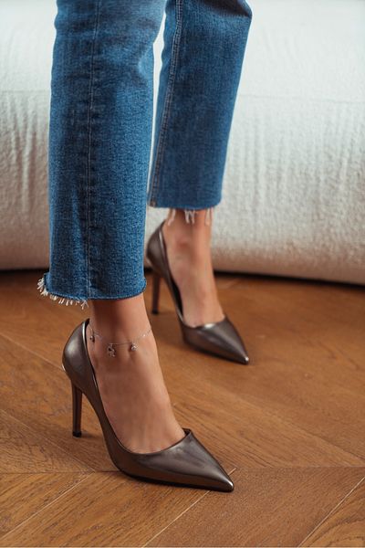 NİŞANTAŞI SHOES حذاء فانيسا بلاتيني مصنوع من الجلد اللامع بمقدمة مدببة للنساء