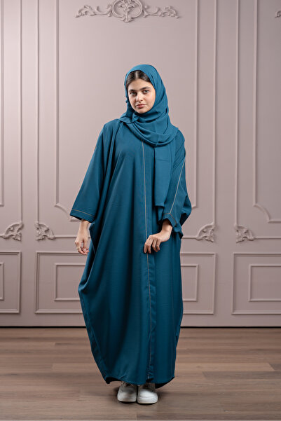 LAVİNİA Lavinia youth abaya, turquoise bisht style, with golden trim on the front and sleeves.