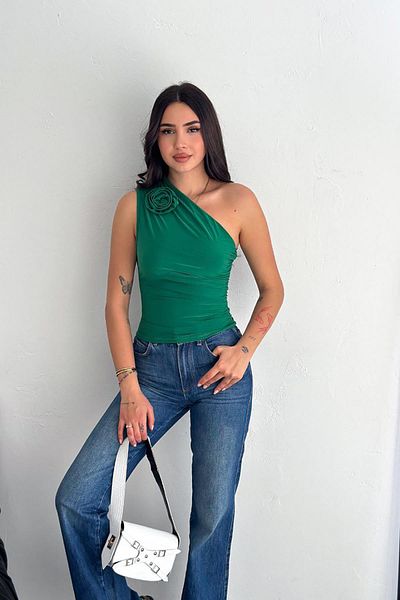 Deafox Bluse aus drapiertem Sandstoff mit grüner Rosenbrosche