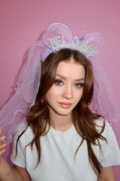 TAKIŞTIR تاج مكتوب عليه Hello Baby باللون الأرجواني مع تفاصيل من التول