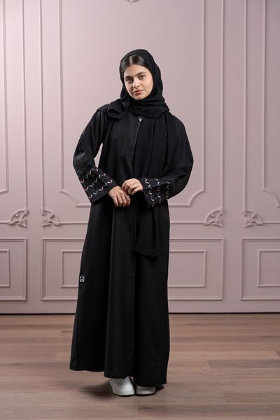 LAVİNİA عباية لافينيا للشباب مع تطريز زهور باللون الأسود والرمادي والوردي مع الدانتيل.