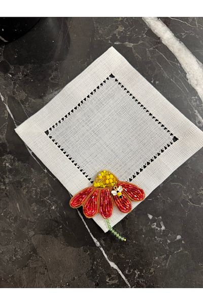 Hatice sakallı design 1Pcs Daisy Embroidered Coffee Side Presentation Napkin (Red)