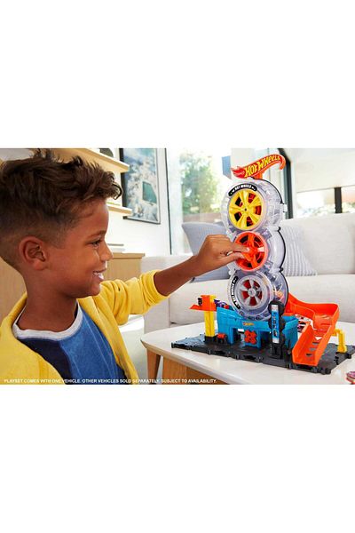 HOT WHEELS Toy Car Track Set City Super Twist Tire Shop with 1:64 Scale Car, Single or Multi-Car Play