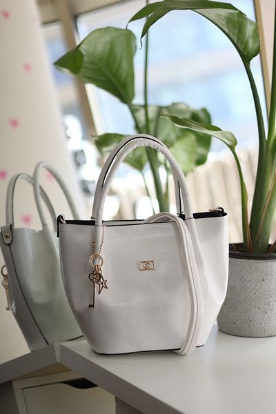 Moom Bag Geantă de umăr pentru femei, albă, strălucitoare, din piele, cu accesorii aurii