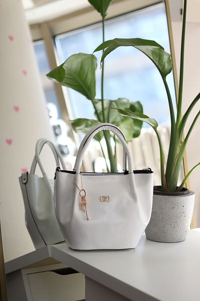 Moom Bag Geantă de umăr pentru femei, albă, strălucitoare, din piele, cu accesorii aurii