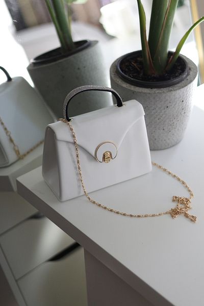 Moom Bag Γυναικεία λευκή ματ οβάλ χρυσή τσάντα βραδινό φόρεμα με πέτρινη λαβή