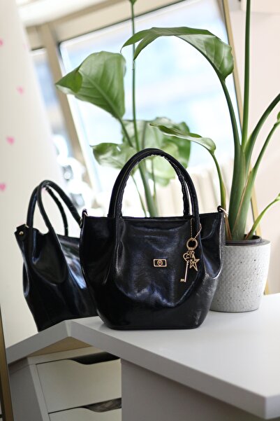 Moom Bag Жіноча чорна блискуча шкіряна сумка через плече з золотими аксесуара...