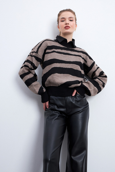 Know Πλεκτό πουλόβερ μαύρο με γραφικό ζιβάγκο - καφέ