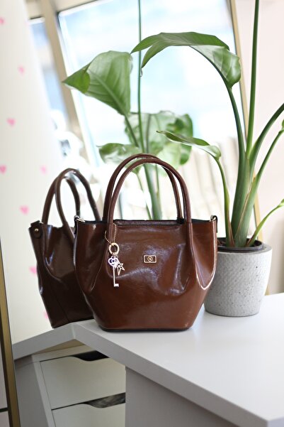 Moom Bag Жіноча сумка через плече з блискучою шкірою, золотистими аксесуарами...