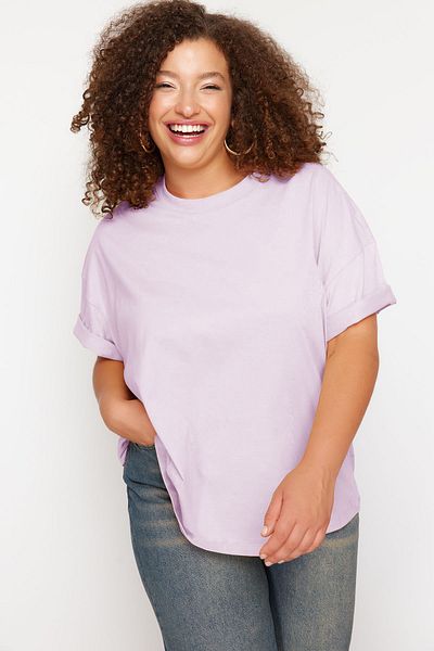 Trendyol Curve Geripptes Basic-T-Shirt aus 100 % Baumwolle mit breitem Schnitt und fliederfarbenem Kragen TBBSS23BF00017