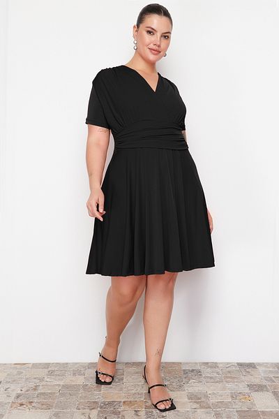 Trendyol Curve Schwarzes Sandy-Strickkleid in Übergröße