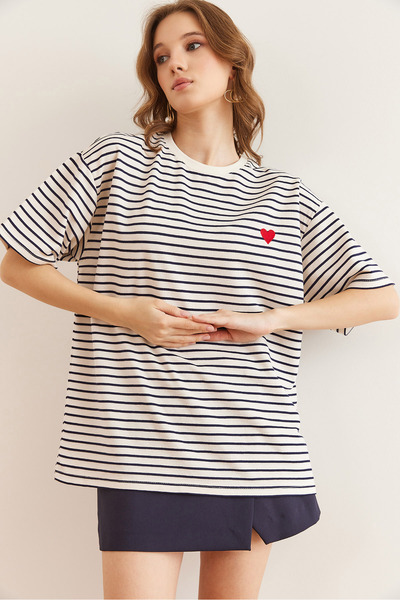 Olalook Γυναικείο μπλουζάκι με άνετη εφαρμογή σε μπλε ναυτικό κεντημένο ριγέ TSH- 19000837