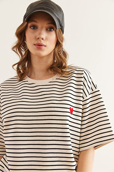 Olalook Γυναικείο μπλουζάκι με άνετη εφαρμογή με ριγέ κεντημένη μαύρη καρδιά TSH- 19000837