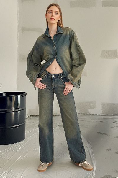 Trendyol Collection Sötétkék prémium vintage mosó hatású, alacsony derékú, széles lábú farmernadrág TWOSS25JE00083