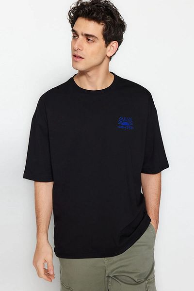 Trendyol Collection Υπερμεγέθη μαύρο εμπριμέ βαμβακερό μπλουζάκι - TMNSS25TS00031