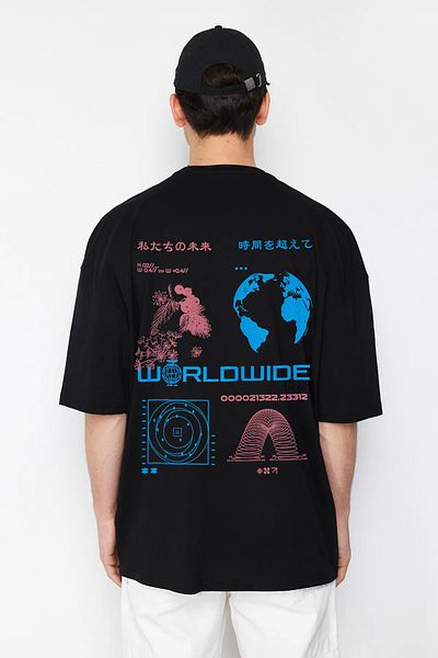 Trendyol Collection Υπερμεγέθη μαύρο βαμβακερό μπλουζάκι με στάμπα - TMNSS25TS00118