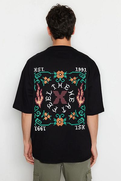 Trendyol Collection Υπερμεγέθη μαύρο βαμβακερό μπλουζάκι - εμπριμέ, TMNSS25TS00067