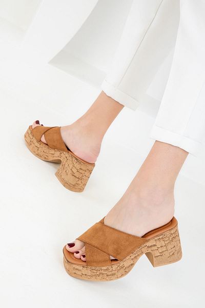 SOHO Klassische Damenschuhe mit Absatz aus hellbraunem Wildleder 20349