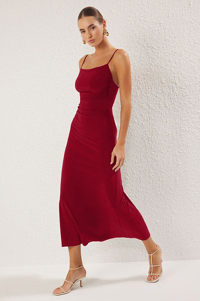 Trendyol Collection Stretch-Maxi-Strickkleid mit roten Trägern und tiefem Rückenausschnitt in A-Linie/Schlagform TWOSS25EL00539