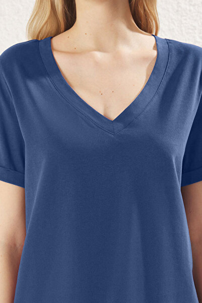 Trendyol Collection Πλεκτό μπλουζάκι Indigo με λαιμόκοψη V με κοντό μανίκι - 100% μονό ζέρσεϊ TWOSS25TS00005