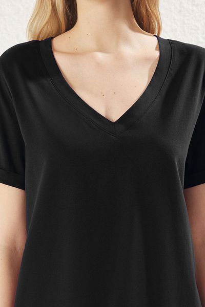 Trendyol Collection Schwarzes Kurzarm-Strick-T-Shirt mit V-Ausschnitt – 100 % Single-Jersey TWOSS25TS00005