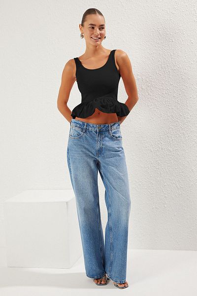 Trendyol Collection Μαύρη πλεκτή μπλούζα με λαιμόκοψη πισίνας - Λεπτομέρεια βολάν, καθιστή στο σώμα TWOSS25BZ00091