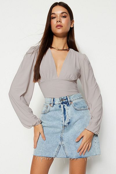 Trendyol Collection Steinfarbener, taillierter/körperbetonter, flexibler Strickbody mit Druckknöpfen und V-Ausschnitt mit Ballonärmeln TWOSS23BD00030
