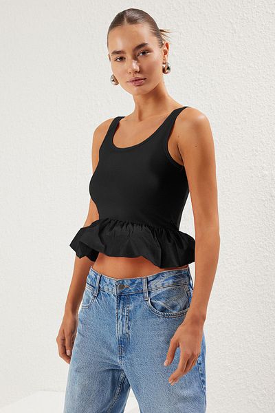 Trendyol Collection Μαύρη πλεκτή μπλούζα με λαιμόκοψη πισίνας - Λεπτομέρεια βολάν, καθιστή στο σώμα TWOSS25BZ00091