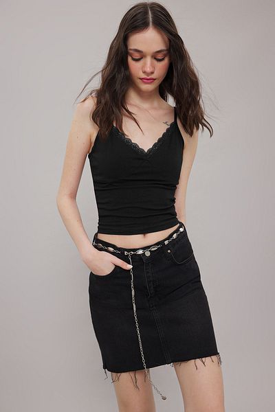 Trendyol Collection Schwarze Spitze mit detaillierten Trägern, gestricktes Strick-Unterhemd TWOSS25AL00013