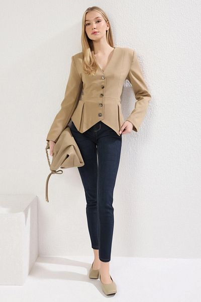 Trendyol Collection Nerzfarbene, taillierte, gewebte Blazerjacke mit V-Ausschnitt TWOSS25BC00038