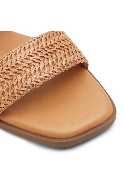 Call it Spring شبشب نسائي بني من DAYDREAAMER