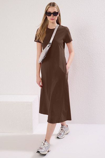 Trendyol Collection Braunes Midi-Strickkleid – einfarbiges T-Shirt mit Tasche – TWOSS24EL00169