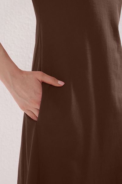 Trendyol Collection Braunes Midi-Strickkleid – einfarbiges T-Shirt mit Tasche – TWOSS24EL00169