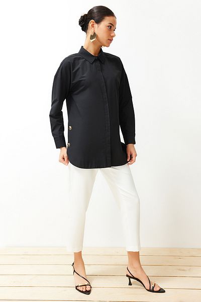 Trendyol Modest Detailní bavlněná tkaná košile s černým knoflíkem TCTSS24TG00054
