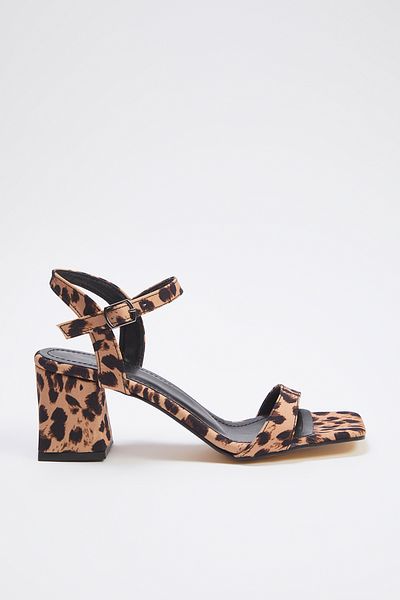 TRENDYOL SHOES Leopardenmuster, Knöchelriemen, quadratische Zehenpartie, Damen-Sandalen mit Blockabsatz TAKSS25TO00051