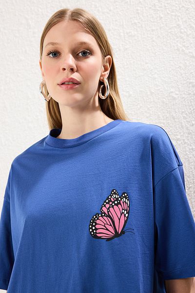 Trendyol Collection Indigo Crew Neck Oversize póló - elöl és hátul nyomott, kötött TWOSS24TS00119