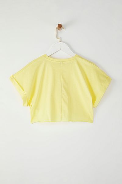 Trendyol Collection Hellgelbes Crop-T-Shirt aus 100 % Baumwolle mit Rundhalsausschnitt – TWOSS21TS0091