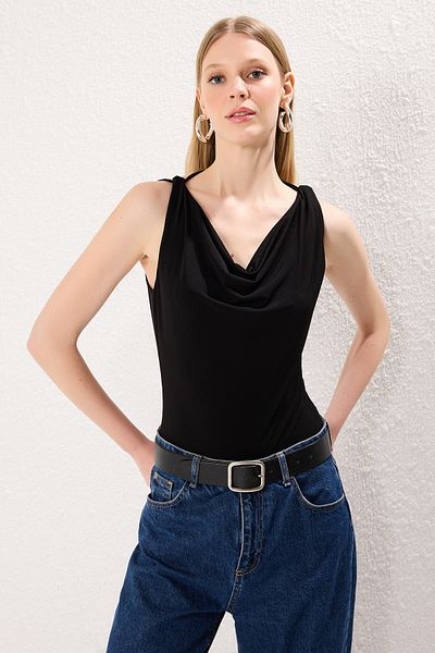 Trendyol Collection Czarny Degaje Neck Dopasowany Body Dopasowany Elastyczny Dzianinowy Body z Zapięciami Na Napy Twoss25Bd00014