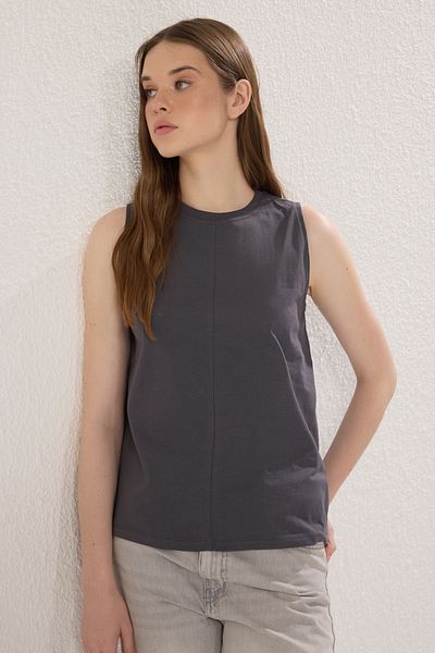 Trendyol Collection Anthrazitfarbenes, 100 % Baumwoll-Strick-Unterhemd mit Nähten, detaillierten Nullärmeln und Rundhalsausschnitt TWOSS25AL00038