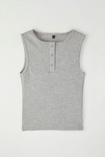 Trendyol Collection Dehnbares, geripptes, graues Melange-Crop-Unterhemd – Poolausschnitt, Knopfleiste, Nullärmel – TWOSS25AL00028