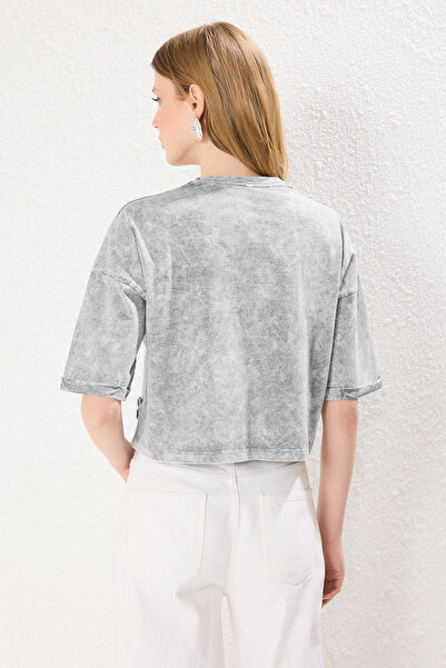 Trendyol Collection Pohodlný střih – šedé tričko s květinovým potiskem Twoss25Ts00131